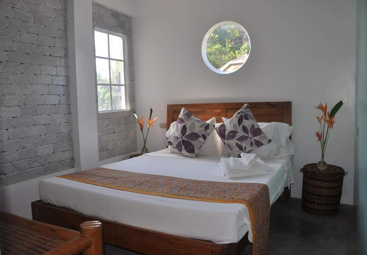 Stone Creek House Bed & Breakfast Romblon Exterior photo