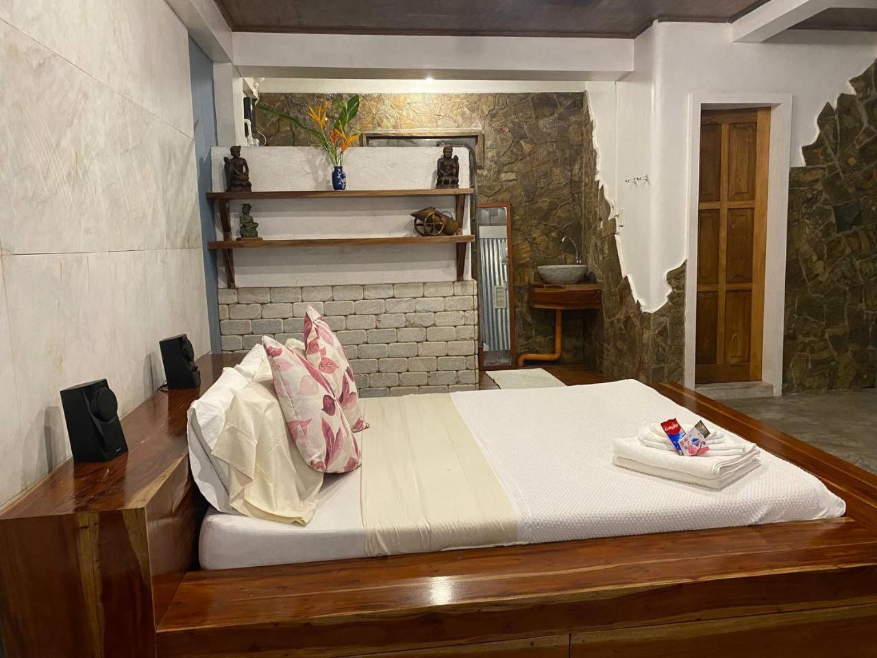 Stone Creek House Bed & Breakfast Romblon Exterior photo